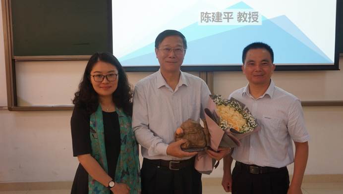 说明: D:\李子丹\新闻和照片\2019\党政\7.8期末总结(陈建平讲座)\5.JPG